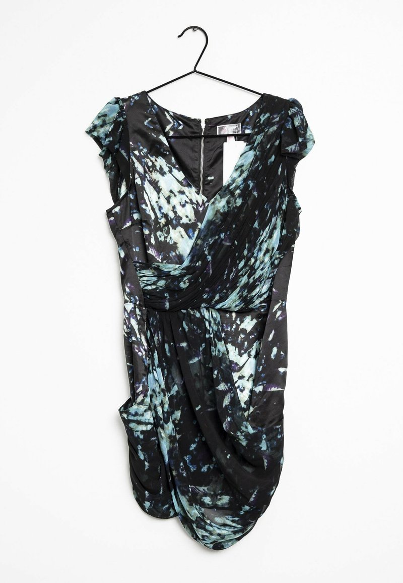 Robe courte noire avec un motif abstrait bleu et blanc, détail froncé, manches courtes et fermeture éclair au dos, suspendue sur un cintre noir sur fond blanc.