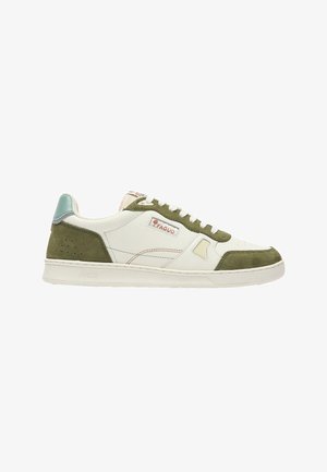 Zapatilla baja con cuero blanco y detalles de ante verde oliva, cordones blancos y el logo de Faguo en el lateral y la suela.
