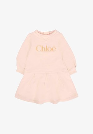 Jasnoróżowa sukienka z długimi rękawami, okrągłym dekoltem i marszczonym dołem z fałdami; wyhaftowane złote logo "Chloé" na piersi.