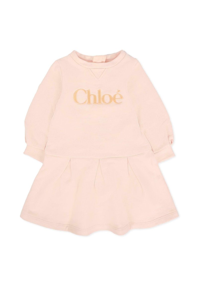 Robe rose clair avec des manches longues, un col rond et une jupe froncée avec des plis ; logo "Chloé" brodé en doré sur la poitrine.