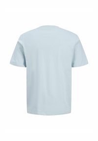 T-shirt bleu clair à manches courtes et col rond, montré de dos sur un fond blanc, uni et sans aucun motif ni texte.