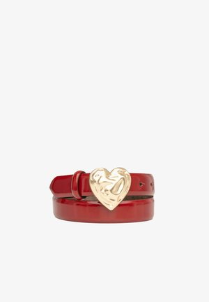 Czerwony skórzany pasek z błyszczącą, złotą klamrą w kształcie serca, o gładkiej teksturze i regulowanym rozmiarze dzięki wielu dziurkom.