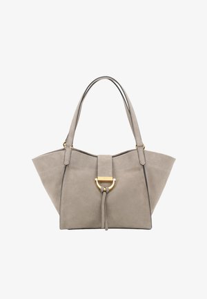 Sac à main trapèze en daim gris avec double anse d'épaule, anneau et fermoir dorés, et un pompon en cuir décoratif au centre avant.