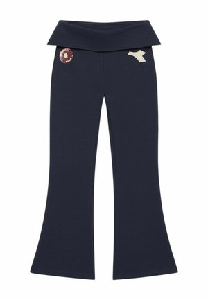 Pantaloni svasati blu navy con una fascia larga pieghevole in vita e due piccole toppe decorative vicino ai fianchi.