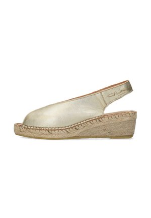 Gouden leren slingback espadrille met een wig van jute onderkant. Open teen ontwerp met gevlochten details en een gladde textuur.
