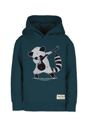 Teal hoodie met een zwart-wit geïllustreerde wasbeer die op de voorkant aan het dabbelen is en een klein rechthoekig merklabel dicht bij de zoom.