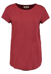 Top corto de manga corta rojo, hecho de tela suave. Presenta un necklines redondo y un dobladillo curvado, ofreciendo un ajuste relajado. Sin patrones ni acentos.