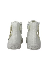 Sneakers alte bianche con motivo in rilievo, dettaglio in catena dorata e cinturino in Velcro. Presentano una suola texturizzata con design floreale sul retro.