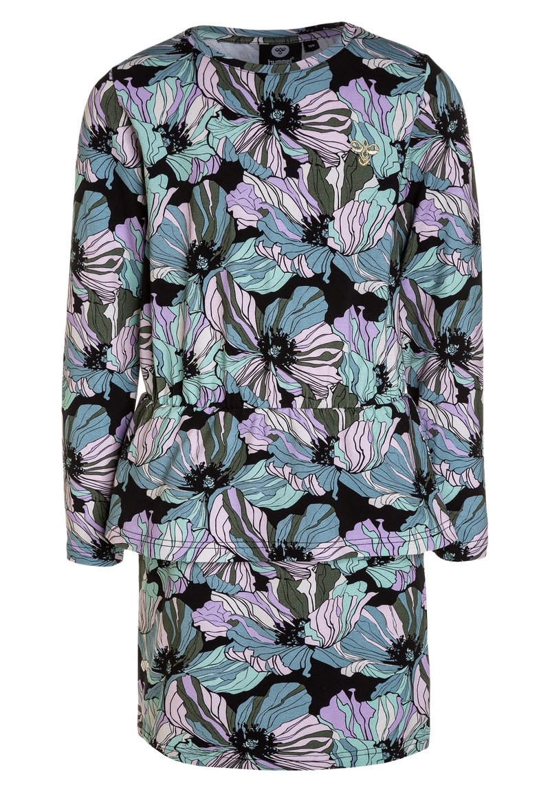 Sukienka w kwiaty z długimi rękawami, talią z baskinką, zdobiona dużymi pastelowymi kwiatami na ciemnym tle; posiada detal z boczną kieszenią.