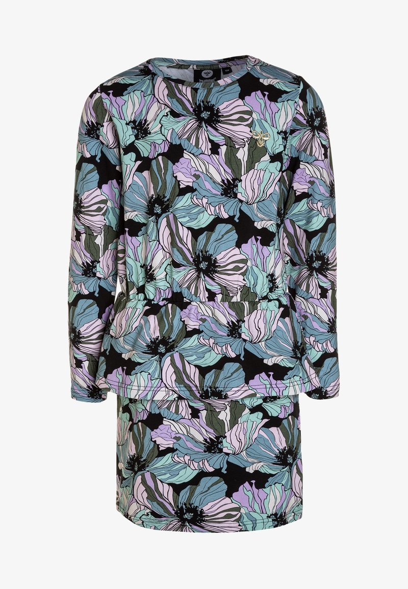Sukienka w kwiaty z długimi rękawami, talią z baskinką, zdobiona dużymi pastelowymi kwiatami na ciemnym tle; posiada detal z boczną kieszenią.