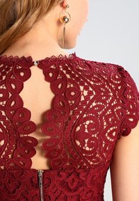 Forever New Koktejlové šaty / šaty na párty - bordeaux