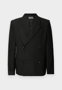 Μαύρο σακάκι διπλής σειράς με διακριτικές λευκές ρίγες, με γιακά notch, τέσσερα μαύρα κουμπιά και δύο μπροστινές τσέπες.