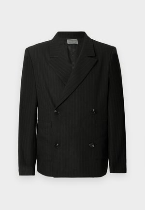 Μαύρο σακάκι διπλής σειράς με διακριτικές λευκές ρίγες, με γιακά notch, τέσσερα μαύρα κουμπιά και δύο μπροστινές τσέπες.