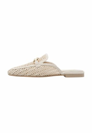 Beige vævede slip-on sko med flad sål, som har en dekorativ guldfarvet hardware-detalje på overdelen og en glat, læderlignende kant.
