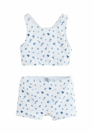 Biele pruhované krátke tričko a šortky s malou modrou kvetinovou potlačou, určené pre deti.