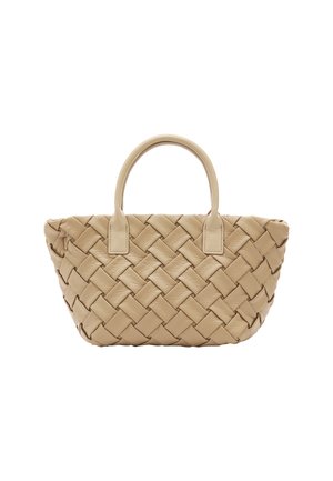 Borsa a tracolla in pelle beige intrecciata con due manici corti, caratterizzata da una forma arrotondata e una superficie testurizzata in materiale intrecciato.