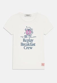 Biała bawełniana koszulka z okrągłym dekoltem, z różową grafiką w kształcie cukierka donut oraz granatowym napisem "Replay Breakfast Crew". Czerwona naszywka z logo na dolnym brzegu.