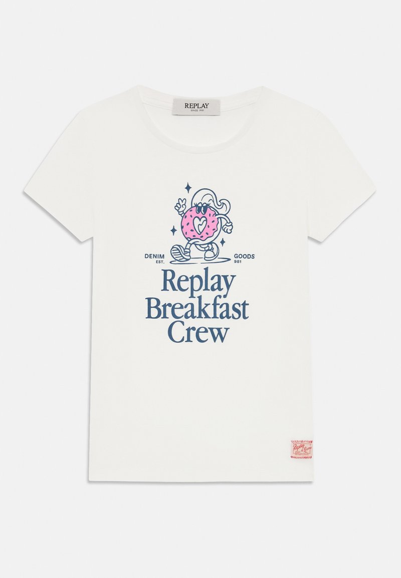 Biała bawełniana koszulka z okrągłym dekoltem, z różową grafiką w kształcie cukierka donut oraz granatowym napisem "Replay Breakfast Crew". Czerwona naszywka z logo na dolnym brzegu.