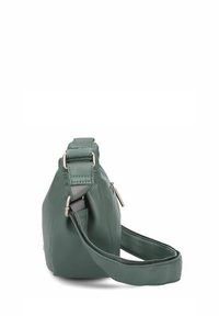 Bolso de mano de cuero verde con forma estructurada, correa ajustable y herrajes de plata. Acabado texturizado y detalles con cremallera en el lateral.