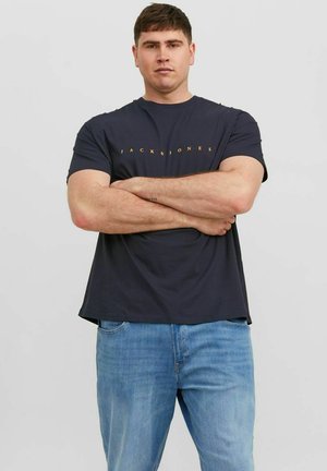 Heren navyblauwe katoenen T-shirt met een ronde hals en de oranje bedrukte merknaam "JACK & JONES" over de borst.