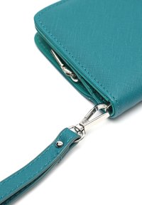 Teal textuur portemonnee met zilveren details en een afneembare schouderband, voorzien van een ritssluiting en een strak ontwerp voor eenvoudig gebruik.