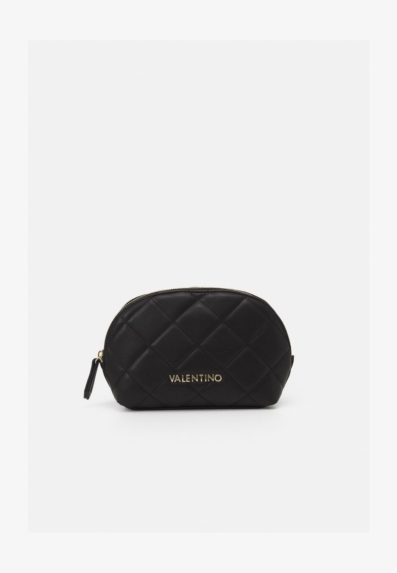Černá prošívaná kožená kosmetická taška se zlatým logem. Zapínání na zip, zaoblený vršek a texturovaný povrch. Kompaktní a univerzální design.