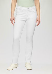 Weiße Slim-Fit-Jeans mit glatter Textur, klassischem Fünf-Taschen-Design, vorderem Knopfverschluss und kontrastierenden Nähte. 