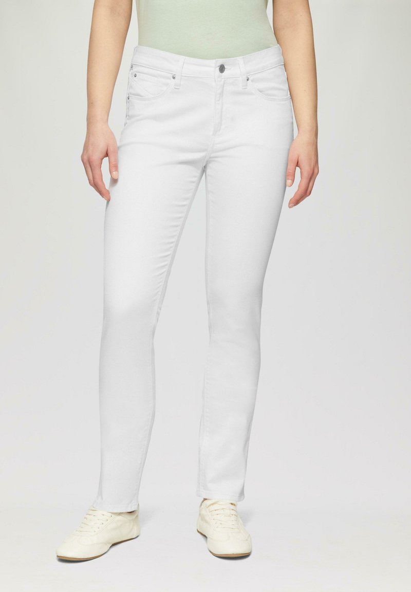 Weiße Slim-Fit-Jeans mit glatter Textur, klassischem Fünf-Taschen-Design, vorderem Knopfverschluss und kontrastierenden Nähte. 