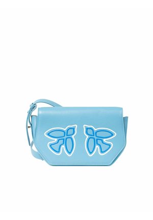 Borsa in pelle blu con chiusura a pattina, caratterizzata da due applicazioni a forma di farfalla bordate di bianco. Include una tracolla regolabile.