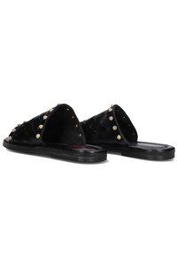 Zwarte instapsandalen met een geweven ontwerp, decoratieve gouden studs, platte zolen en een gladde leren textuur. Geen extra hardware.