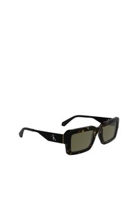 Lunettes de soleil écaille de tortue avec des verres vert foncé, monture carrée et branches noires avec un accent logo subtil. Finition brillante.