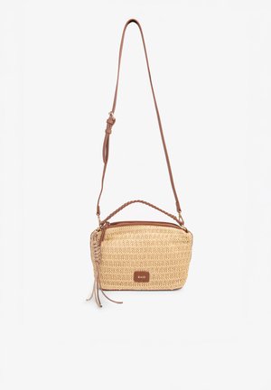 Petit sac bandoulière rectangulaire beige tissé avec poignée tressée, longue bandoulière marron réglable et pompon en cuir marron sur la fermeture éclair.