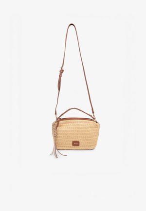 Mała, prostokątna, beżowa, pleciona torebka na ramię z plecioną rączką, długim regulowanym brązowym paskiem i brązowym skórzanym chwostem na suwaku.