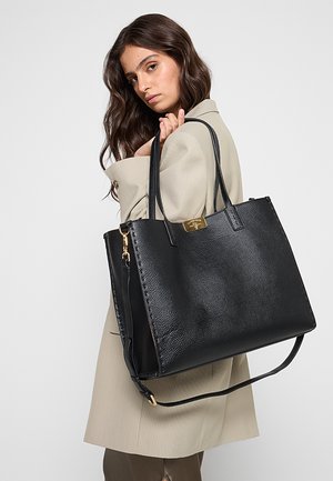 Bolso tote de cuero negro con acabado texturizado, herrajes dorados y asas dobles. Presenta una forma estructurada y una correa desmontable.