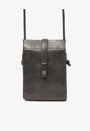 Petit sac en cuir gris foncé à porter en travers, avec un rabat à l'avant, une sangle à bouton pression et un logo "nice things" gaufré sur le bas à l'avant.