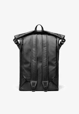 Crni ruksak s rol-up zatvaranjem izrađen od izdržljivog materijala, opremljen podesivim trakama, gornjom ručkom i glatkom teksturom s vidljivim šavovima.