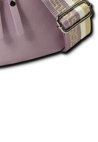 Paarse leren tas met een gestructureerde afwerking. Beschikt over een riemstijl schouderband in bijpassende kleuren met decoratieve geweven accenten.