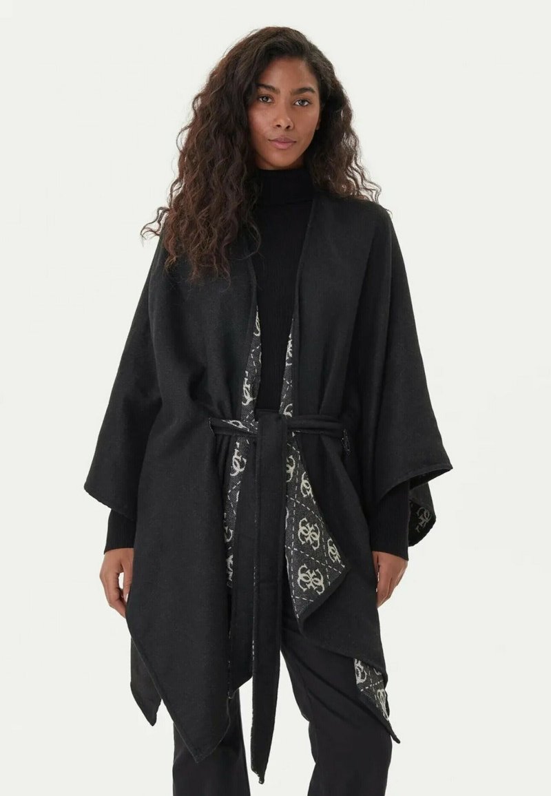 Kimono nero avvolgente con maniche ampie, dotato di una fodera interna a motivi e una cintura in vita. Texture morbida, design versatile.