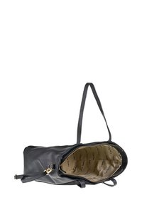 Zwarte leren handtas met lange schouderriem en beige stofinterieur, bedrukt met de herhaalde merknaam "Pierre Cardin."