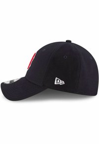 Gorra de béisbol negra con visera curva, que presenta un logo rojo bordado en la parte frontal y un acento blanco en el lado. Material de algodón.