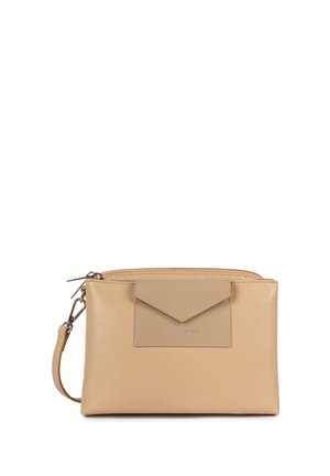 Pochette en cuir beige avec une poche frontale plate. Fermeture éclair, quincaillerie argentée et surface texturée. Mesure environ 20 cm sur 12 cm.