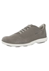 Sneakers in suede grigio con lacci elasticizzati, una suola in gomma bianca e un design elegante. Presenta un logo sul lato e cuciture minime.