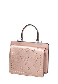 Borsa a tracolla in pelle rosa con motivi a diamante borchiati, embellimenti in argento e oro, forma strutturata e manico superiore.
