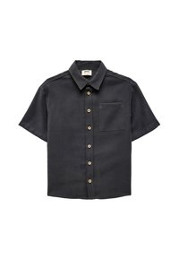Camisa de botón de manga corta de color gris oscuro, hecha de una tela con una textura suave, que cuenta con un bolsillo en el pecho y botones de madera.
