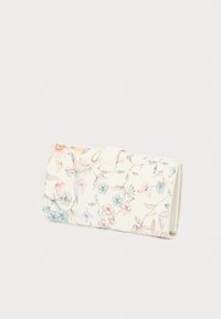 Cartera floral en material blanco con un acabado texturizado, presenta flores y hojas en tonos pastel. El cierre incluye una pestaña a juego.