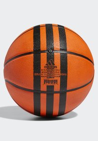 Pallone da basket arancione in gomma con superficie testurizzata, strisce nere e logo; include dettagli per l'inflazione e codice a barre sulla superficie.