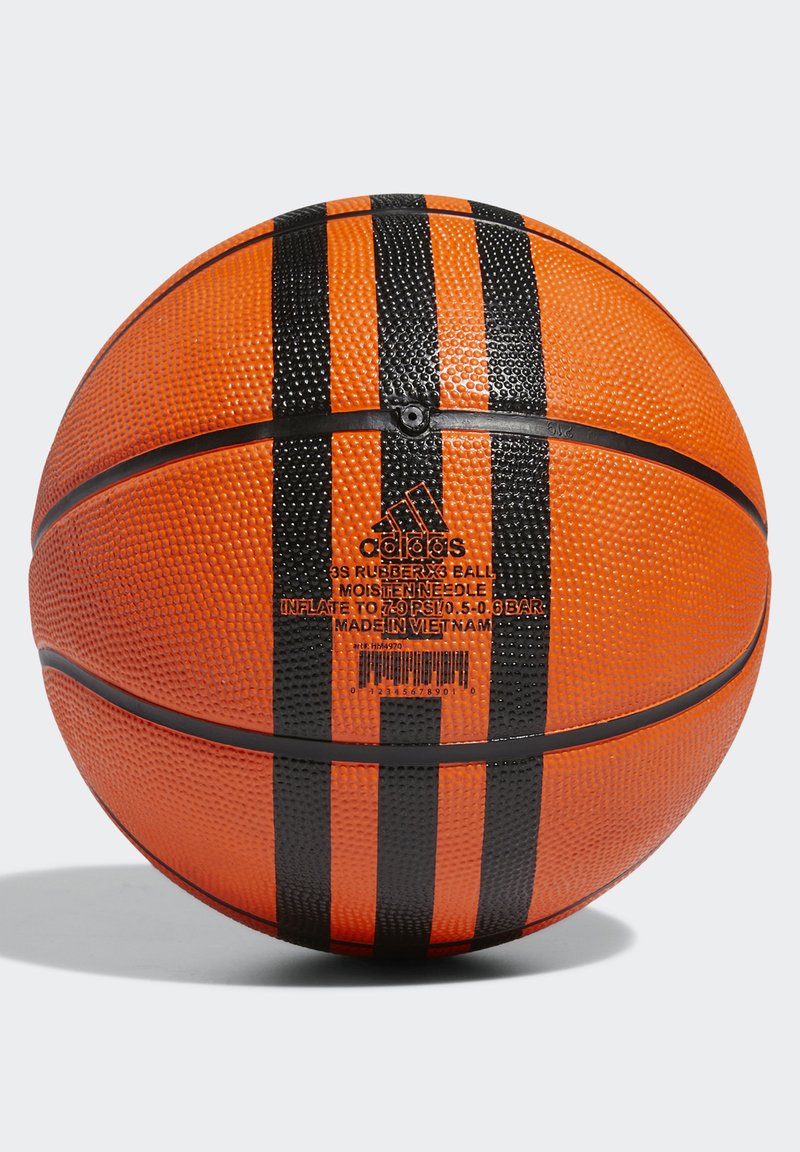 Pallone da basket arancione in gomma con superficie testurizzata, strisce nere e logo; include dettagli per l'inflazione e codice a barre sulla superficie.