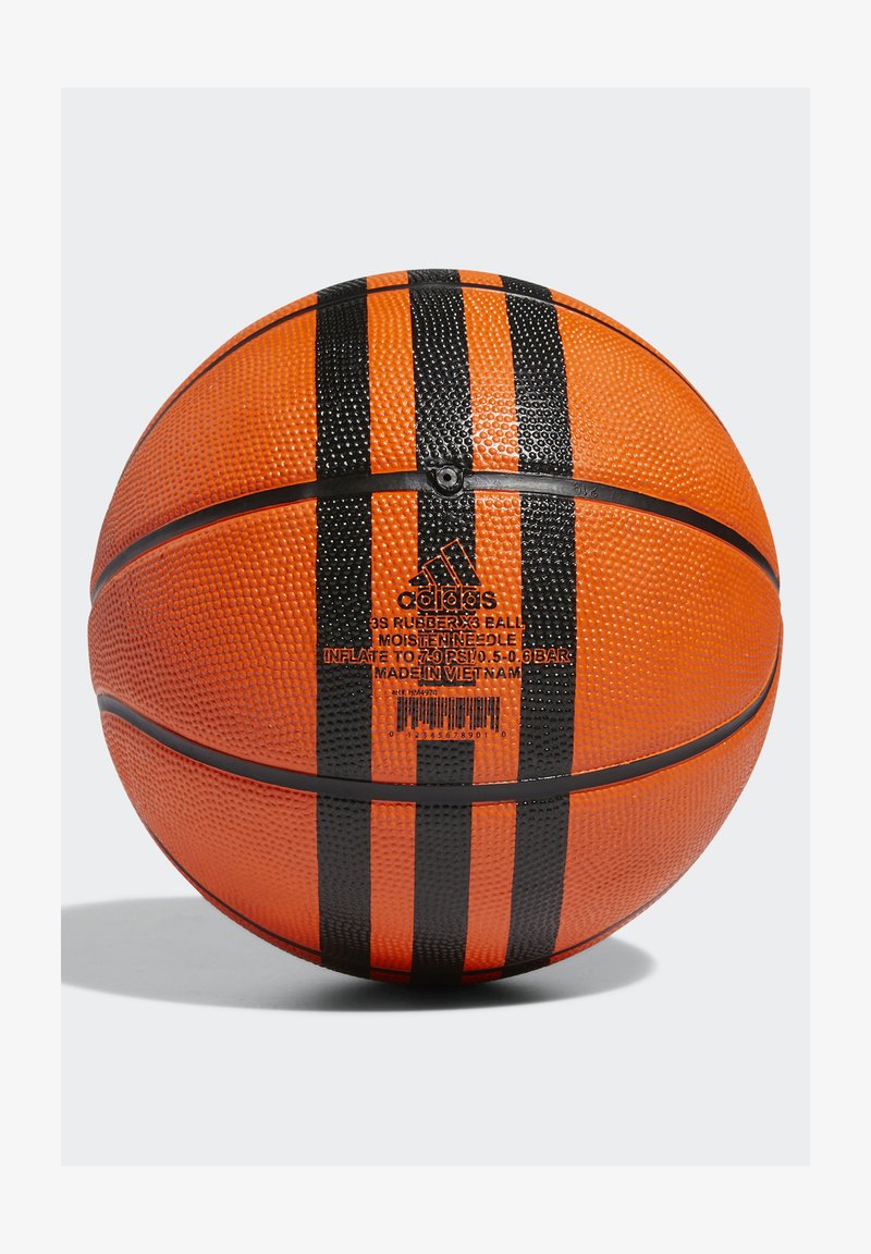 Balón de baloncesto de goma naranja con superficie texturizada, franjas negras y logo; incluye detalles de inflado y código de barras en la superficie.