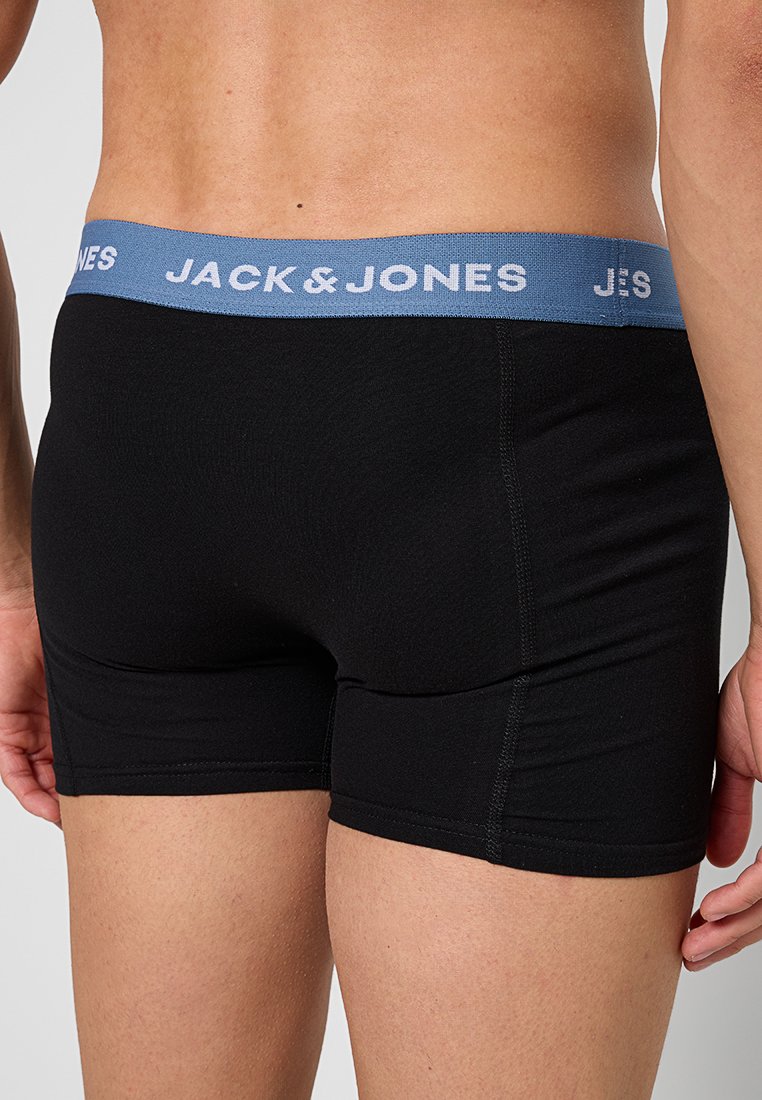 Mann in schwarzen Boxershorts mit blauem Bund, versehen mit dem "JACK & JONES"-Logo, von der hinteren Taille bis zur Mitte des Oberschenkels abgebildet.
