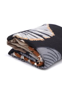 Tessuto di cotone rettangolare, piegato. Presenta una base nera con motivi fogliari in grigio, beige e arancio bruciato. Texture morbida, spessore moderato.